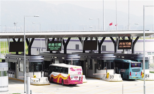 港珠澳大橋通車兩月：旅客通行效應(yīng)初顯產(chǎn)業(yè)帶動(dòng)尚需時(shí)間